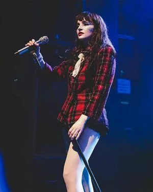 Lauren Mayberry / laurenevemayberry nude photo #0688