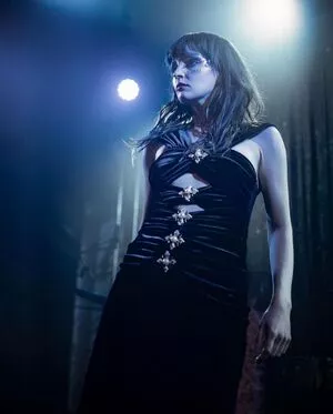 Lauren Mayberry / laurenevemayberry nude photo #0696