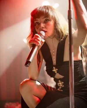Lauren Mayberry / laurenevemayberry nude photo #0698