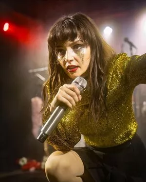 Lauren Mayberry / laurenevemayberry nude photo #0701