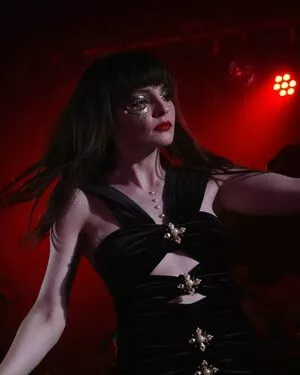 Lauren Mayberry / laurenevemayberry nude photo #0709