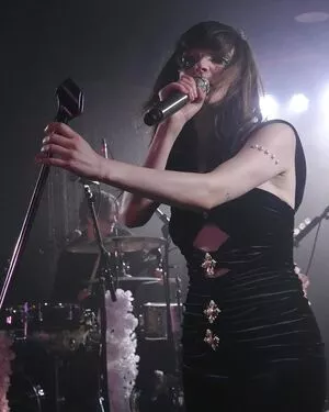 Lauren Mayberry / laurenevemayberry nude photo #0711