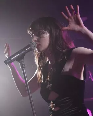 Lauren Mayberry / laurenevemayberry nude photo #0714