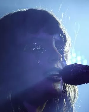 Lauren Mayberry / laurenevemayberry nude photo #0720