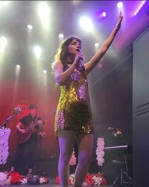 Lauren Mayberry / laurenevemayberry nude photo #0753