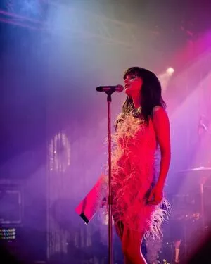 Lauren Mayberry / laurenevemayberry nude photo #0773