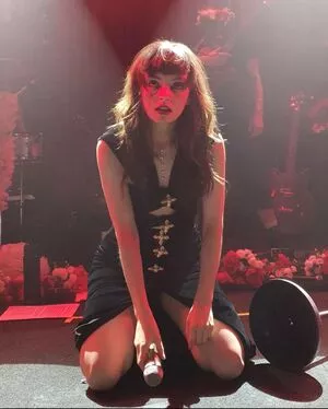 Lauren Mayberry / laurenevemayberry nude photo #0801