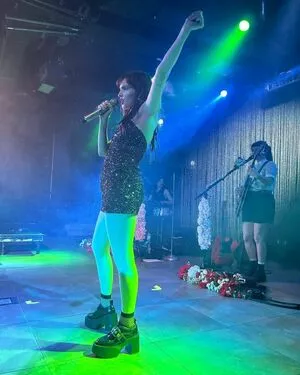 Lauren Mayberry / laurenevemayberry nude photo #0805