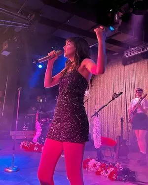 Lauren Mayberry / laurenevemayberry nude photo #0806