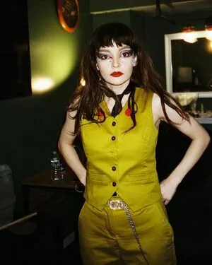 Lauren Mayberry / laurenevemayberry nude photo #0818