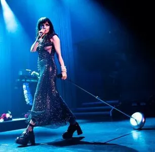 Lauren Mayberry / laurenevemayberry nude photo #0821