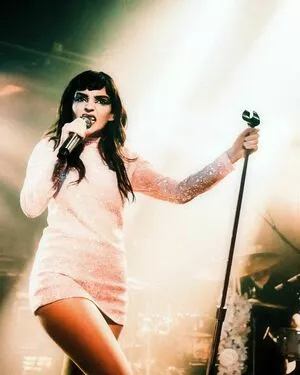 Lauren Mayberry / laurenevemayberry nude photo #0823