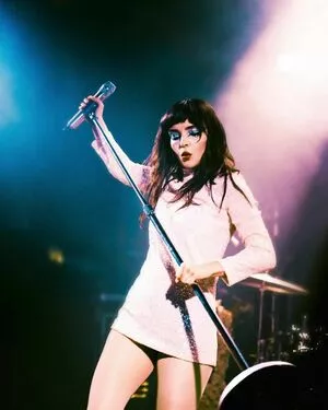 Lauren Mayberry / laurenevemayberry nude photo #0826