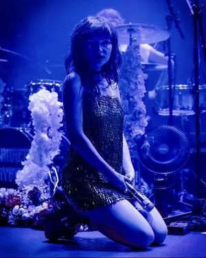 Lauren Mayberry / laurenevemayberry nude photo #0843