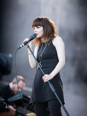 Lauren Mayberry / laurenevemayberry nude photo #0856