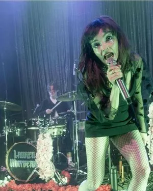 Lauren Mayberry / laurenevemayberry nude photo #0864