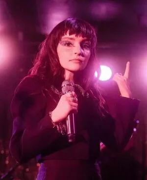 Lauren Mayberry / laurenevemayberry nude photo #0866