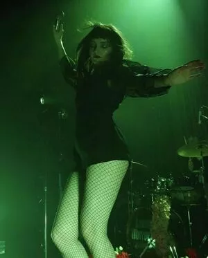 Lauren Mayberry / laurenevemayberry nude photo #0867