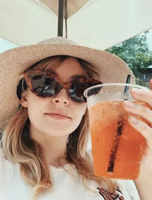 Lauren Mayberry / laurenevemayberry nude photo #0878