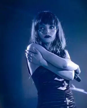 Lauren Mayberry / laurenevemayberry nude photo #0880