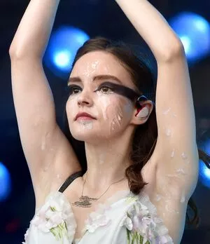 Lauren Mayberry / laurenevemayberry nude photo #0885