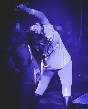 Lauren Mayberry / laurenevemayberry nude photo #0888