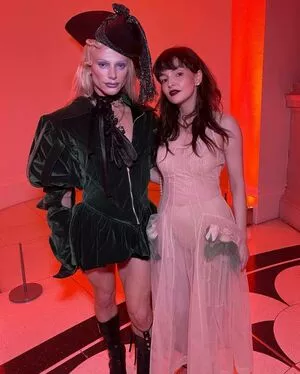 Lauren Mayberry / laurenevemayberry nude photo #0915