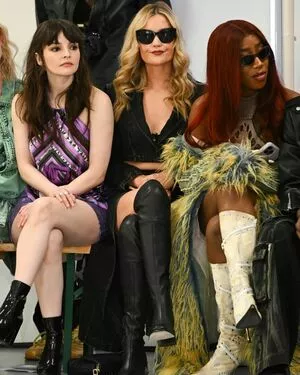 Lauren Mayberry / laurenevemayberry nude photo #0924