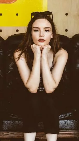 Lauren Mayberry / laurenevemayberry nude photo #0934