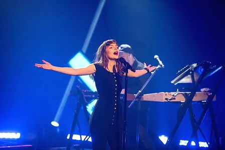 Lauren Mayberry / laurenevemayberry nude photo #0936