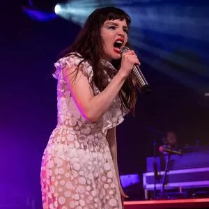 Lauren Mayberry / laurenevemayberry nude photo #0962