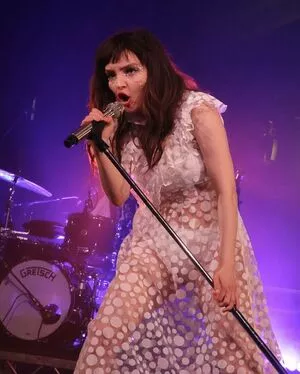 Lauren Mayberry / laurenevemayberry nude photo #0969