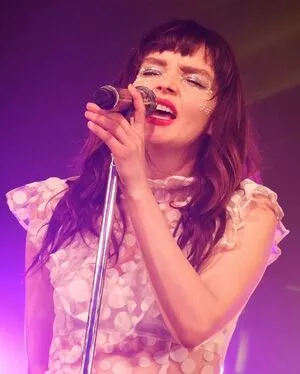 Lauren Mayberry / laurenevemayberry nude photo #0971