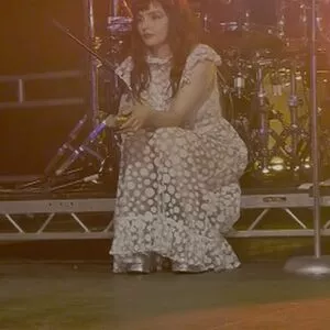 Lauren Mayberry / laurenevemayberry nude photo #0977