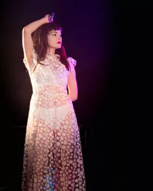 Lauren Mayberry / laurenevemayberry nude photo #0979