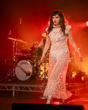 Lauren Mayberry / laurenevemayberry nude photo #0984