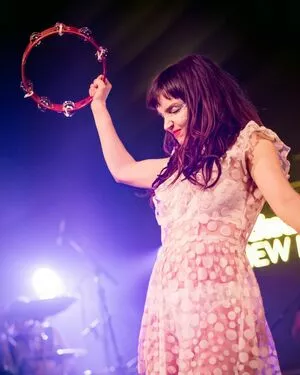 Lauren Mayberry / laurenevemayberry nude photo #0986