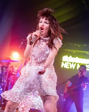 Lauren Mayberry / laurenevemayberry nude photo #0987