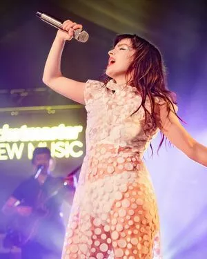 Lauren Mayberry / laurenevemayberry nude photo #0999