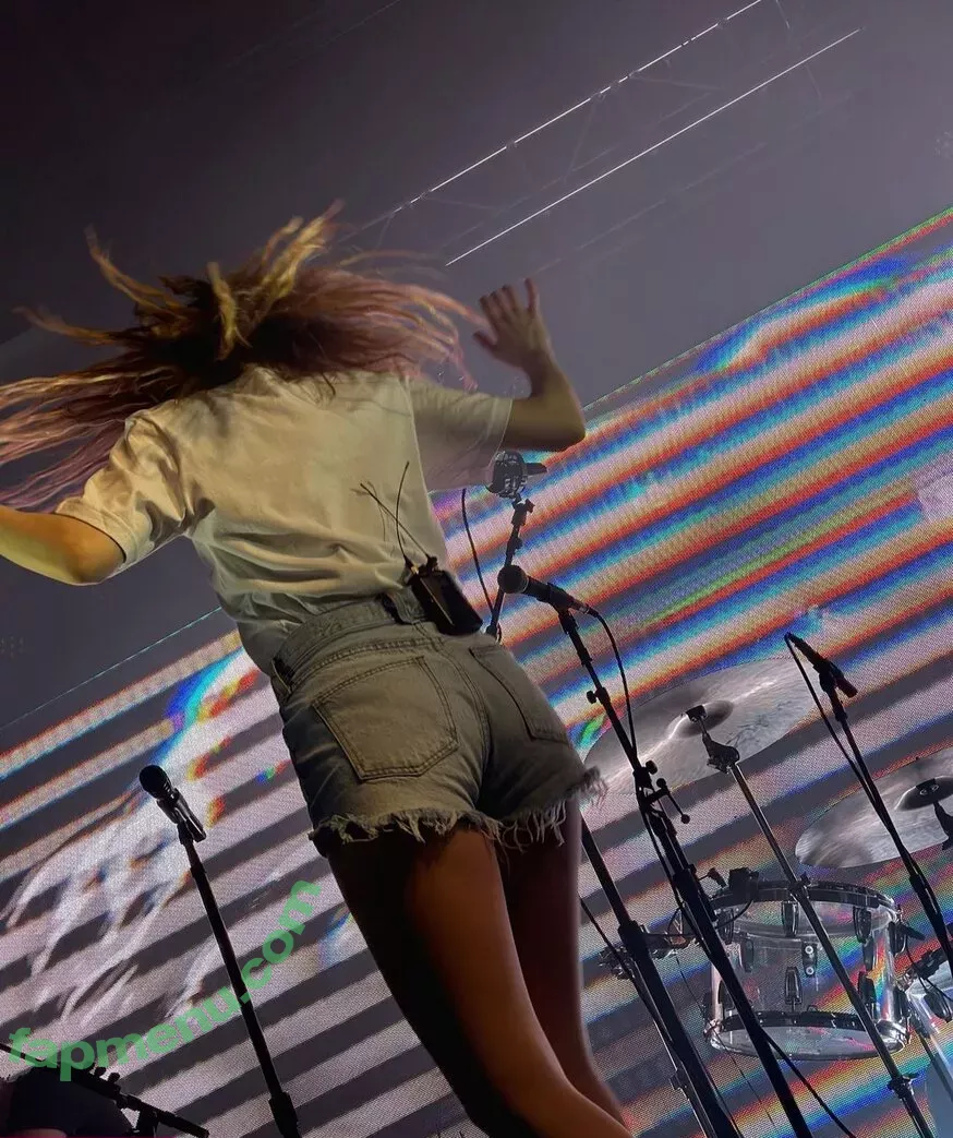 Lauren Mayberry nude photo #0101 (laurenevemayberry)