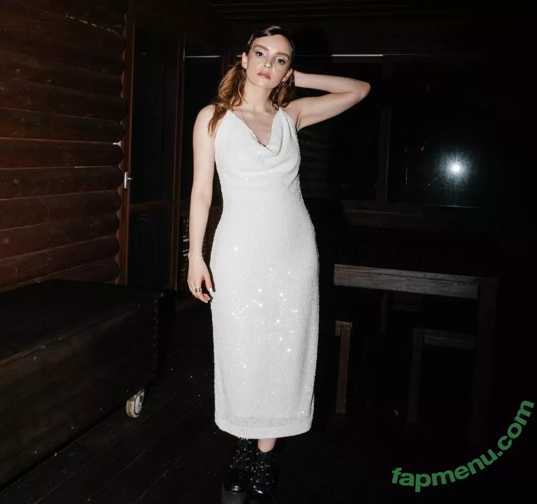 Lauren Mayberry nude photo #0107 (laurenevemayberry)