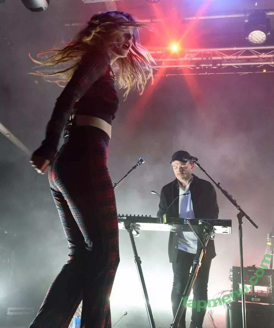 Lauren Mayberry nude photo #0168 (laurenevemayberry)