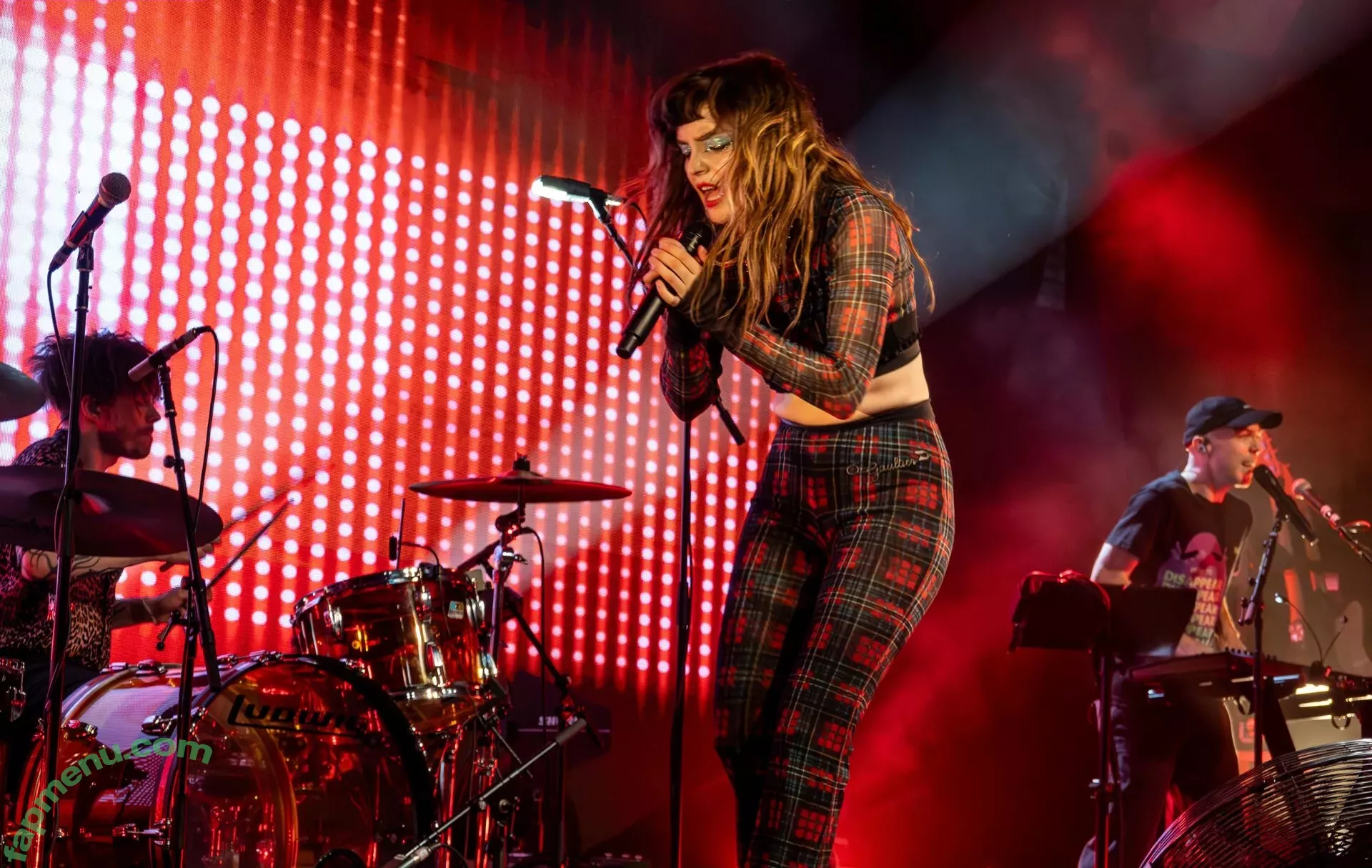 Lauren Mayberry nude photo #0197 (laurenevemayberry)