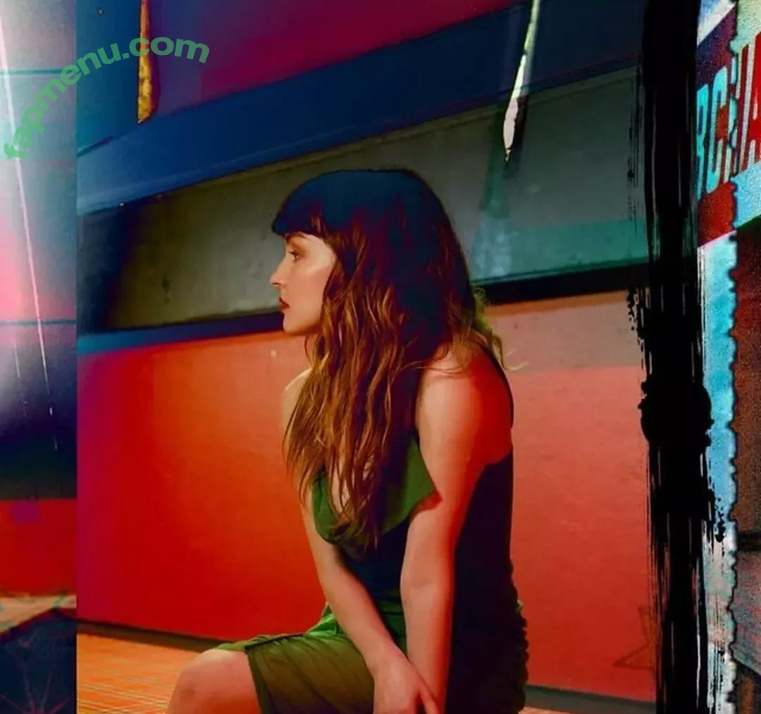 Lauren Mayberry nude photo #0213 (laurenevemayberry)