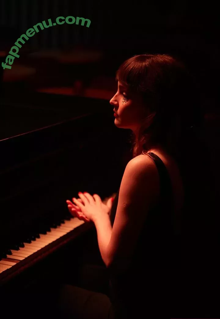 Lauren Mayberry nude photo #0214 (laurenevemayberry)