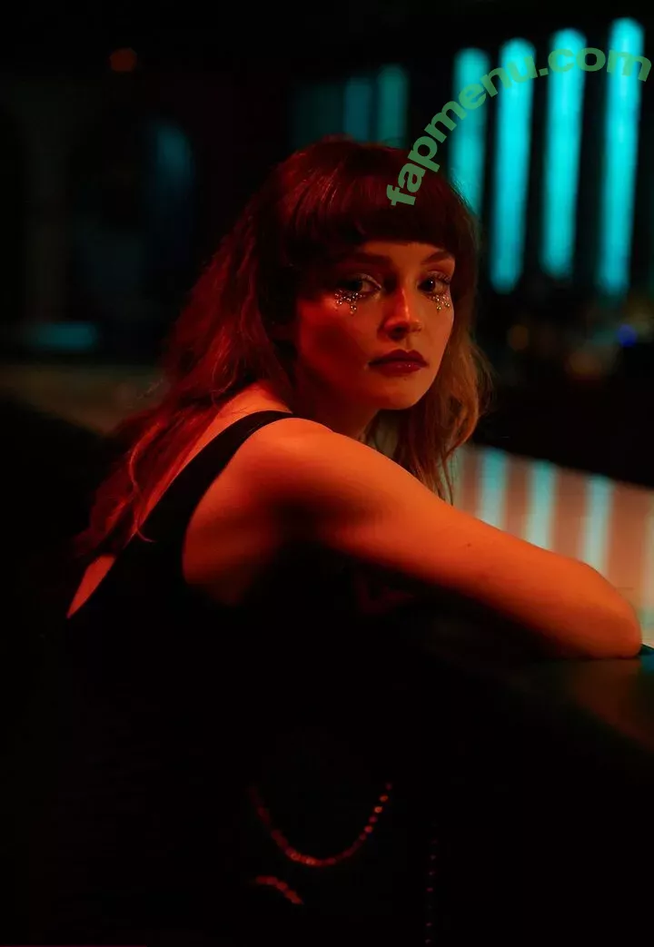 Lauren Mayberry nude photo #0215 (laurenevemayberry)