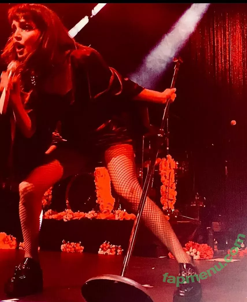 Lauren Mayberry nude photo #0271 (laurenevemayberry)