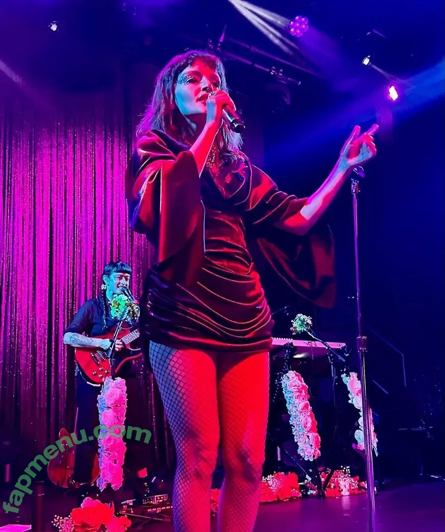 Lauren Mayberry nude photo #0277 (laurenevemayberry)