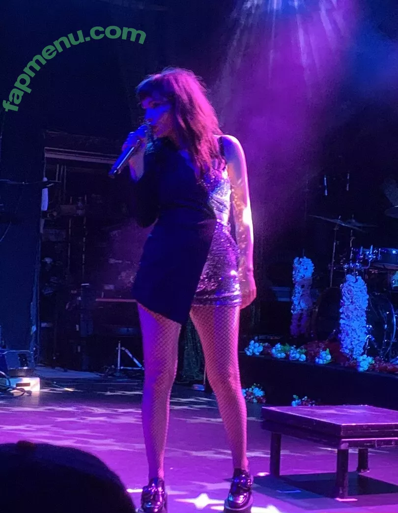 Lauren Mayberry nude photo #0326 (laurenevemayberry)