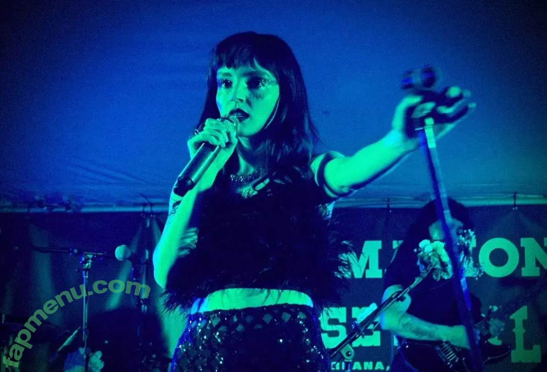 Lauren Mayberry nude photo #0360 (laurenevemayberry)